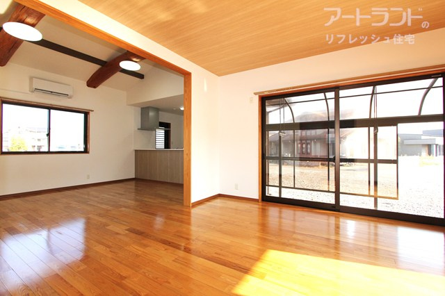 【LDK22.2帖】南東向きで明るいリビング、新設のエアコン付き