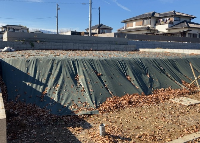 土地の形が極端に長細かったり、狭小地、あるいは道路との高低差がある傾斜地だった場合、後々売ろうとしても買い手がつかない場合もあります。後々、売却することになった時に価値の下がらない土地を選びましょう。