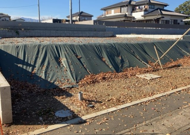 土地の面積＝住宅面積ではありません。建ぺい率の問題などで、土地のある場所によって住宅を建てられる面積は限られています。高さもしかり、「土地」という言葉の中には、建築条件も含まれると考えておきましょう。