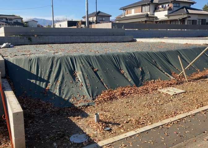 家を建てる場合、方位は要チェックです。現実的に日当たりのよい家ならばリビングは南側、建築基準法でも北側に当たる家への配慮は求められています。土地を見学に行く際は、方位磁針を持って行くようにしましょう。