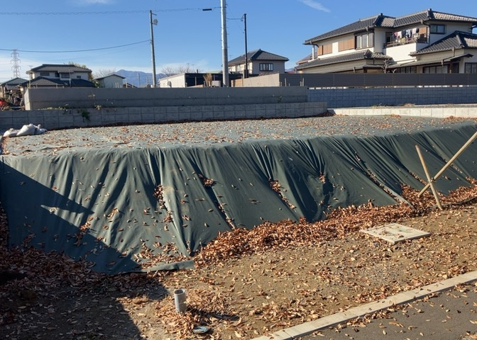 土地の前の道路に消火栓が設置されていることがあります。この場合、道路交通法第45条第1項により、駐車禁止の場所が指定されています。そのため、車庫などの駐車スペースをつくることができない場合があります。