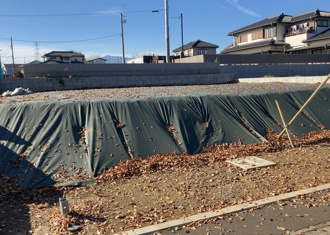 現地に行くなら、物件の周囲の地形がどうなっているかを見ることも大切です。周辺より低くなっている土地では、大雨などで水が集まりやすいため、地盤が弱くなっているということも考えられるため、注意が必要です。