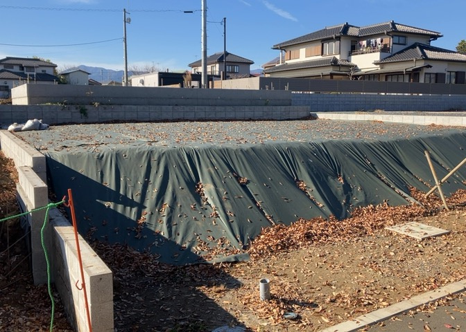 土地購入を検討されている場合、境界杭がない状態で購入してしまうと境界確定測量をする必要があり、費用がかかります。購入の前に、売主、隣土地所有者立ち合いのもと境界を確定し境界杭を設置するのがベストです。