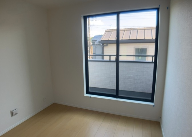 洋室のメリットは重い家具が置きやすく、身の回りが整理しやすいことです。　床がフローリングのため畳とは異なり凹みにくいです。　クローゼットなど収納が豊富で、普段使わない旅行カバンや服の整頓も簡単にです。
