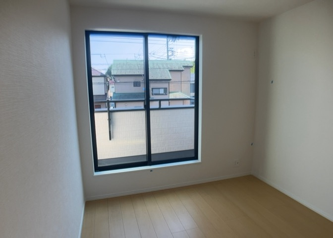 寝室でゆっくりと過ごすためにはベッド周りの適度な空間を担保することや窓の位置、照明の明るさ、寝室の広さなどを考える必要があります。自身や家族の構成とライフスタイルに併せて寝室にする部屋を選びましょう！