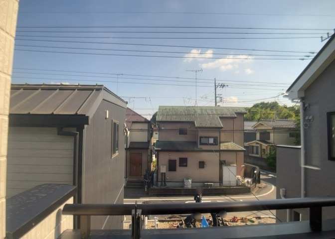 眺望を気にして物件を探す場合、前面に建物が建っていないか現地で確認しましょう！前面に建物があると景色はもちろん、日当たりや風通しにも影響が出てきます。住んだ時のことを想像しながら現地見学をしましょう。