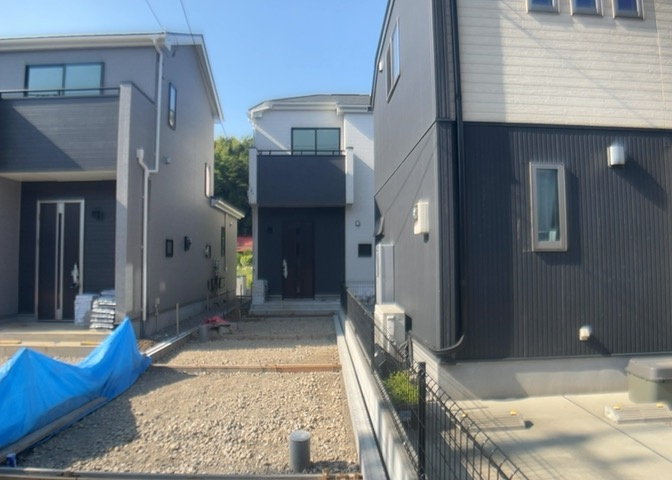 ついに完成致しました！現地をご見学に行く際は、道路の幅や周辺の交通量、施設などをご確認頂くことをおすすめします！物件の流れが早いため、内見をしたい方はお早めに当社営業までお問い合わせ頂きご予約下さい！