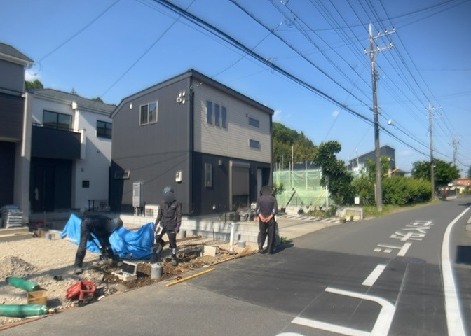 住宅用の土地では前面道路に2m以上接していなければならないと法律で定められています。しかし、お持ちの車のサイズやライフスタイルなどにより、2mでは利便が悪い場合もございますので、事前に確認しましょう。