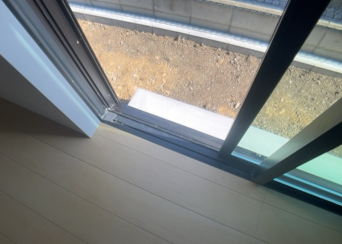 サッシとは、ガラス窓に使用される金属製の窓枠のことです。一般的に住宅建築では、金属製建具工事の段階で備え付けるもので、ガラス類や玄関、バスルームのスチール製のドアなどと同じタイミングで工事を行います。