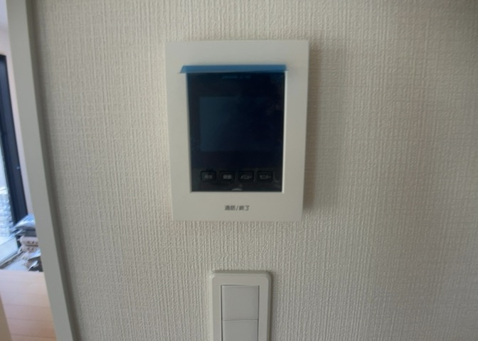 モニターで来訪者を確認して、目的が分からない場合はインターホンを通じて室内から会話することができます。怪しいと感じた場合はインターホン越しにお帰りいただくことができるので、直接会うことがなく安全です。