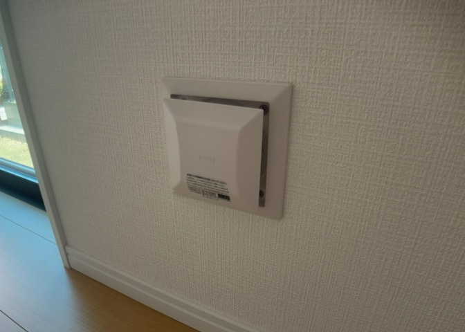 1日中建物内の換気が行われるように設計された仕組みです。気密性の高い住宅は、家に籠った空気でシックハウス症候群になる可能性がありますが、24時間換気システムであれば計画的な換気で対策が可能です。