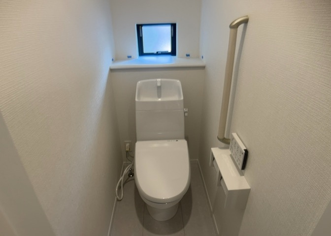 トイレは大きさや形、機能、抗菌性などが異なる多種多彩なタイプが各メーカーから出ています。それぞれに良さがあるため、事前にどういったタイプのトイレがいいのかをご家庭内で決めて、内見に行くといいでしょう。