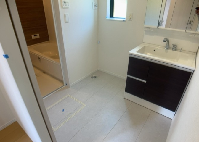 多くの戸建て住宅で見かける洗面脱衣所は、洗面台と洗濯機が2畳ほどのスペースに並べられていて、洗面所が脱衣所を兼ね備えている間取りが一般的です。お客様が利用することもある、パブリックな空間でもあります。