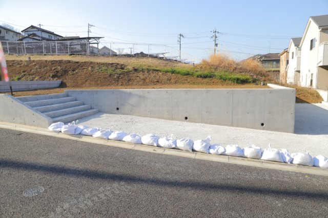 土地の形が極端に長細かったり、狭小地、あるいは道路との高低差がある傾斜地だった場合、後々売ろうとしても買い手がつかない場合もあります。後々、売却することになった時に価値の下がらない土地を選びましょう。