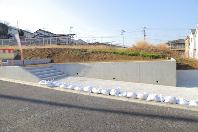 土地の面積＝住宅面積ではありません。建ぺい率の問題などで、土地のある場所によって住宅を建てられる面積は限られています。高さもしかり、「土地」という言葉の中には、建築条件も含まれると考えておきましょう。