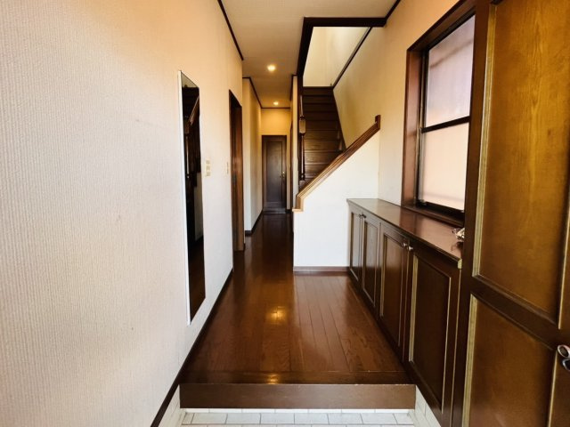 ■玄関｜急な来客時にもすぐに物がしまえるので便利です。「いつもキレイな玄関だね」とお友達やご近所さんに羨ましがられると気分も上がります♪
