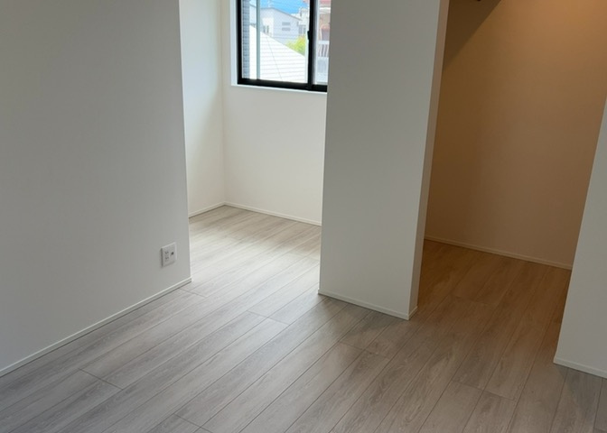 寝室でゆっくりと過ごすためにはベッド周りの適度な空間を担保することや窓の位置、照明の明るさ、寝室の広さなどを考える必要があります。自身や家族の構成とライフスタイルに併せて寝室にする部屋を選びましょう！