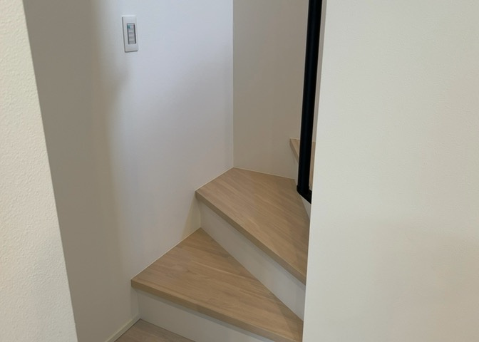建物の上下階の通路である階段は、その位置によって動線や室内の印象が大きく左右されます。手摺にも重要な役割があり、転倒の防止・歩行や動作を円滑にして日常生活を支えることを主な目的として設置されています。