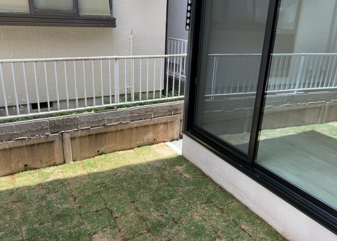 バルコニーは、室外の専用スペースのうち、「屋根がなく開放された空間」であるものを指します。ベランダより広いタイプのものが多く、日当たりもよいため家庭菜園などを楽しみたい人にとって適した環境となります。
