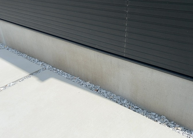 木造住宅とは土台、壁、柱など建築物の強度を支える構造体の材に木が使用されている構造を指します。構造体は建物の自重を支えるだけではなく風圧や水圧、積裁荷重などあらゆる衝撃に耐えるための基礎です。