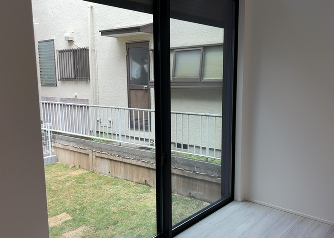 サッシとは、ガラス窓に使用される金属製の窓枠のことです。一般的に住宅建築では、金属製建具工事の段階で備え付けるもので、ガラス類や玄関、バスルームのスチール製のドアなどと同じタイミングで工事を行います。