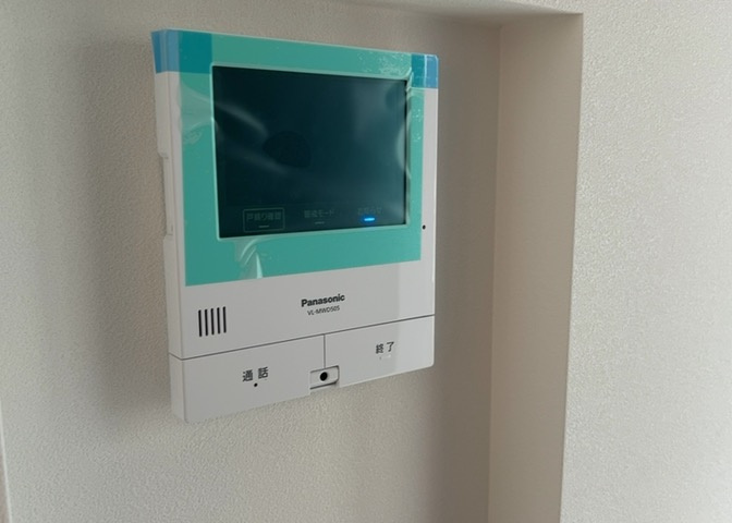 モニターで来訪者を確認して、目的が分からない場合はインターホンを通じて室内から会話することができます。怪しいと感じた場合はインターホン越しにお帰りいただくことができるので、直接会うことがなく安全です。