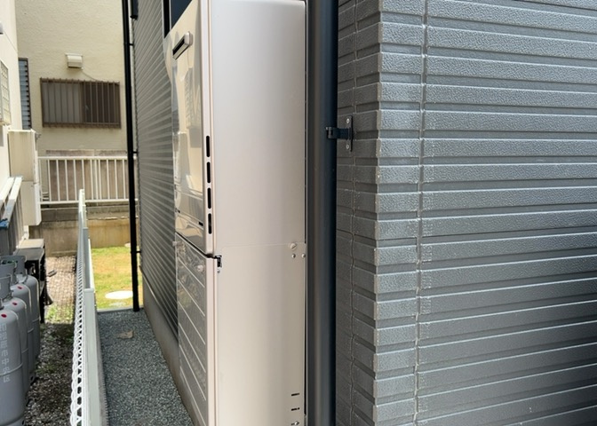 省エネ給湯器とは従来型の給湯器より熱効率が高く、少ない燃料でたくさんのお湯を沸かすことが出来る高効率な給湯器のことを指します。また、省エネ給湯器には種類があり、利便性や効果なども様々です。