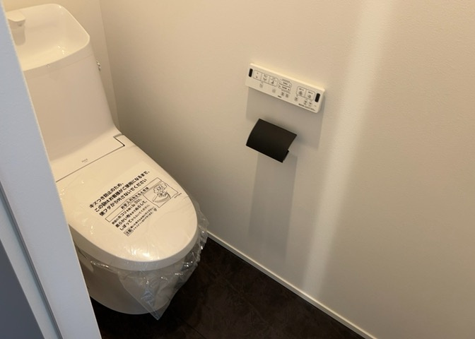 トイレは大きさや形、機能、抗菌性などが異なる多種多彩なタイプが各メーカーから出ています。それぞれに良さがあるため、事前にどういったタイプのトイレがいいのかをご家庭内で決めて、内見に行くといいでしょう。
