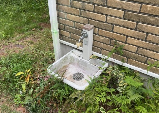 敷地内に散水栓や立水栓があると便利です。水道水を直接利用できるため、水を運ぶ手間を省くことが出来ます。大量の水を必要とする洗車作業や清掃などに役立ちます。その他設備とあわせて、現地でご確認ください。