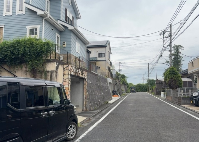 南側道路の場合は長い時間光を入れ込むことができるため、庭やリビングを道路側に持ってくることが多く土地価格も高い傾向にあります。一方北側道路だとリビングや庭が南側になりプライバシーを守ることができます。