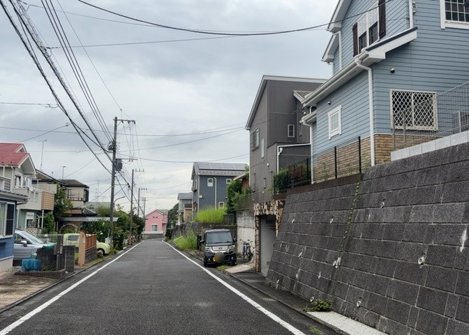 東側道路の場合は居室を南向きに設計しやすいため、朝日が入りやすいというメリットがあります。一方、西側道路も東側同様に居室を南向きに設計しやすいのですが、住宅地だと朝日が入りにくいという弱点があります。