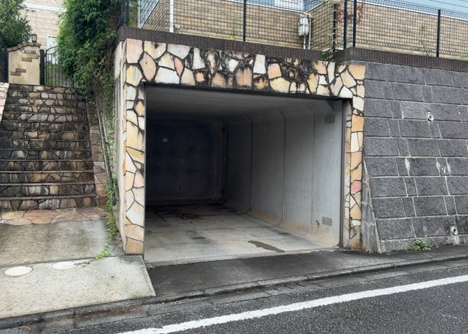 車一台あたりに必要なスペースは、標準サイズの普通自動車で横幅2m50cm、長さ5mは必要になります。ただし、乗降のことも考慮して横幅3m30cm、長さ5m50cmほどは確保できるところを選びましょう。