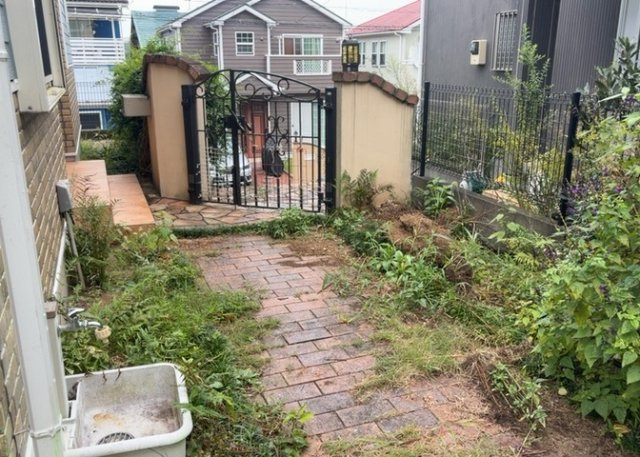 庭のある家に住むことのメリットとして、子どもたちの遊び場を確保できること、ガーデニングや家庭菜園を楽しめること、明るさを確保できることがあります。また、配置を工夫することでプライバシーが確保できます。