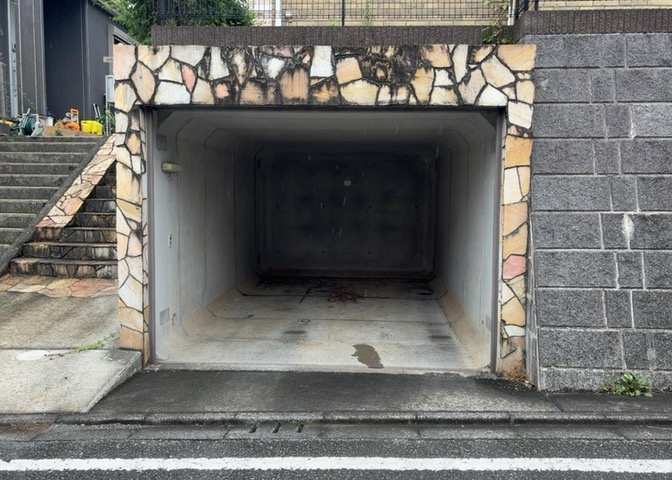 駐車場と明記されていても、最小スペースでつくられた駐車場だと大型車は駐車できなかったり、出入りしにくくなったりする可能性があります。お車のサイズと購入したい物件の駐車場のサイズを現地で確認しましょう。