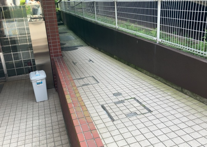 共用部分は、一棟の建物に住む区分所有者全員が共同で所有するとし、共用部分の管理、補修などは、区分所有者で形成される管理組合が行います。個人の判断で勝手に変更することはできませんので覚えておきましょう。