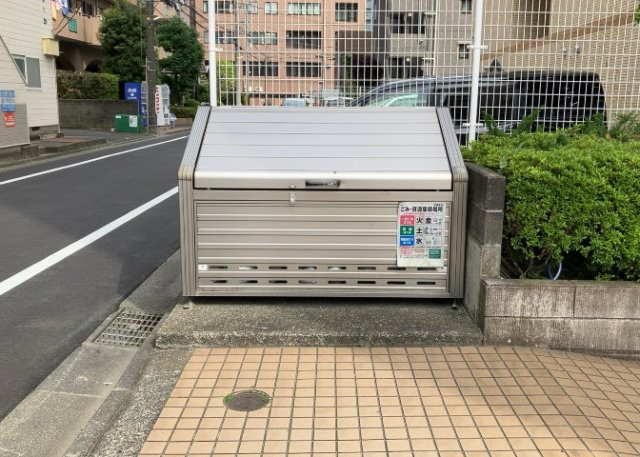 共有部分は、住民なら誰もが使える設備のこと。例えば駐車場やエレベーター、インターネット設備、セキュリティ設備などがあります。他にも、マンションの廊下・外部階段やエントランス・ゴミ置き場などがあります。