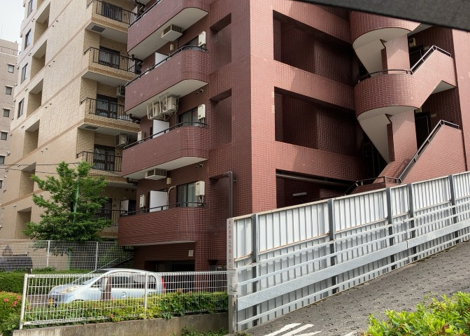 道幅が広い場所は日当たりや風通が良好です。幅が広いのですれ違いも可能ですし大きな車でも駐車可能！一方で、大型車が通ることも多くなるため交通量の増加により騒音に繋がります。また土地の値段が高くなります。