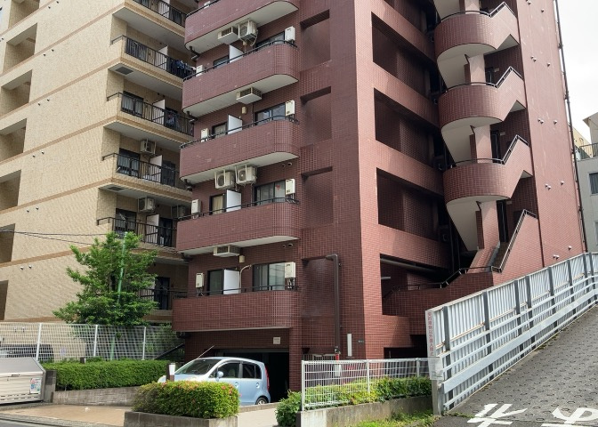 ＲＣ造、Reinforced　Concreteは直訳すると補強されたコンクリートです。主に柱や梁・床・壁が鉄筋とコンクリートで構成おり、鉄筋を組んだ型枠にコンクリートを流し込んで固めたものを指します。