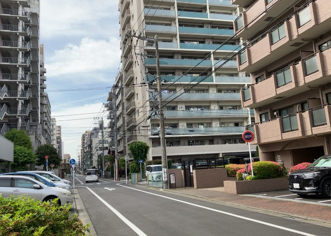 眺望を気にして物件を探す場合、前面に建物が建っていないか現地で確認しましょう！前面に建物があると景色はもちろん、日当たりや風通しにも影響が出てきます。住んだ時のことを想像しながら現地見学をしましょう。