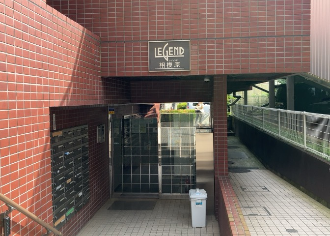 玄関は家の顔でもあり、家族以外の目にも止まる場所です。玄関は外との間を仕切る扉、靴などをしまっておく収納スペース、靴脱ぎのたたきスペース、来客とのやり取りをするドアホンなど複数のアイテムからなります。