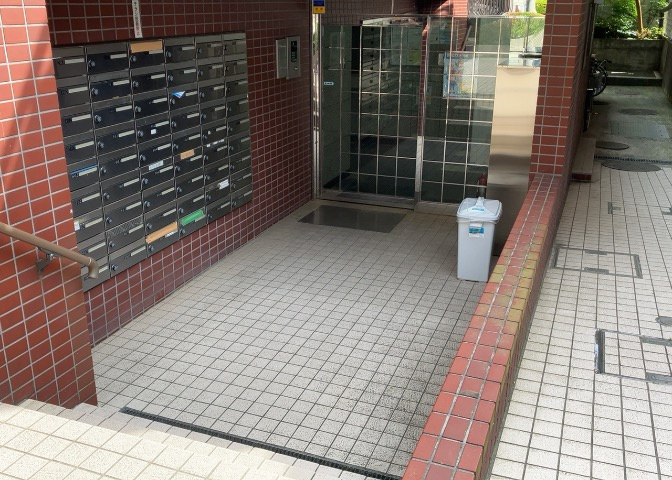 共有部分は、住民なら誰もが使える設備のこと。例えば駐車場やエレベーター、インターネット設備、セキュリティ設備などがあります。他にも、マンションの廊下・外部階段やエントランス・ゴミ置き場などがあります。