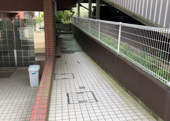 共用部分は、一棟の建物に住む区分所有者全員が共同で所有するとし、共用部分の管理、補修などは、区分所有者で形成される管理組合が行います。個人の判断で勝手に変更することはできませんので覚えておきましょう。