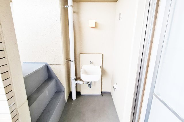 スロップシンク：バルコニーには便利なスロップシンク付き。