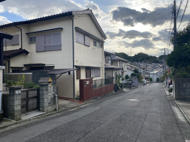 前面道路は幅員6ｍなので車も楽に駐車できます。