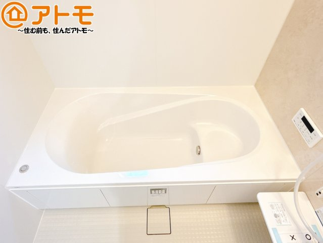 お子様やお年寄りが使いやすいだけでなく、半身浴にも便利なベンチタイプの湯舟です。お湯の節約にも！