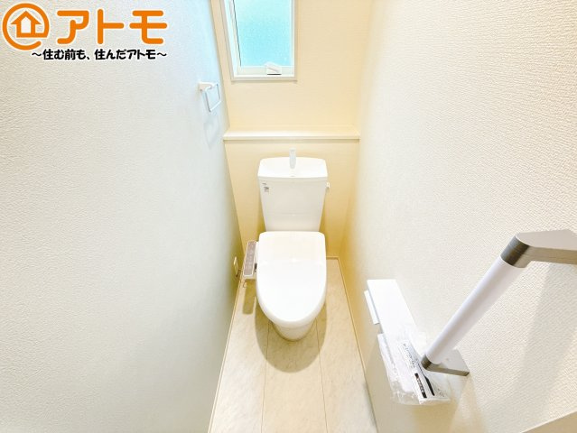 手すり付きで使いやすいユニバーサルなトイレです♪