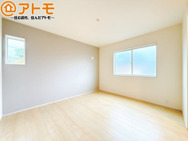 アクセントクロスが印象的なお部屋です。お気に入りの家具に囲まれてゆったり過ごしたいですね♪