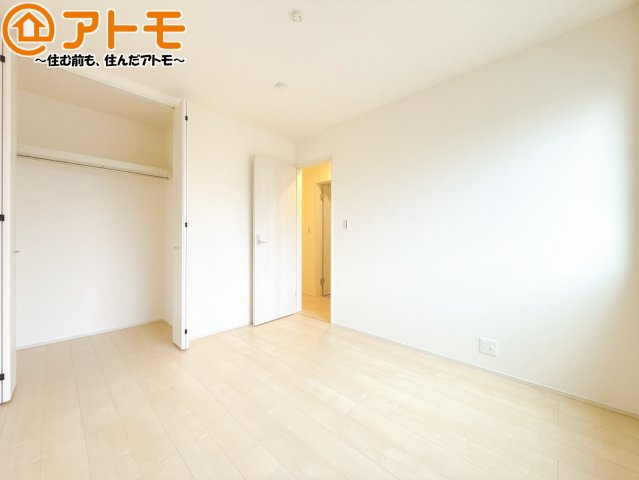 収納スペースもしっかり確保したお部屋は、収納家具の数も減らせるのでお部屋を広く使えます！