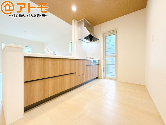 対面式のキッチンはリビングを見渡すことができるので安心♪家族の会話も増えそうですね♪