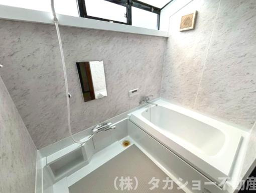 お風呂には天井に窓が!!明るいです!